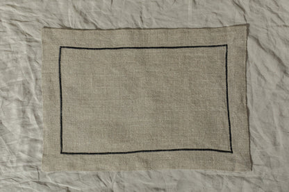 Servilletas / Individuales Beige de lino español con festón negro - Colección Festón